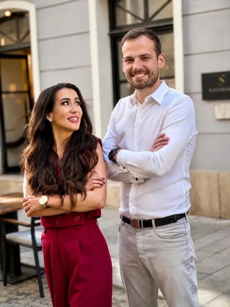 Eliška Hlaváčová a Martin před Café Savorsky